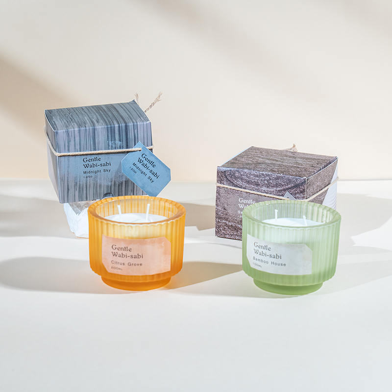 Round glass candle cup na may mga vertical na guhit na may amoy na kandila-eco soy wax candle vendor