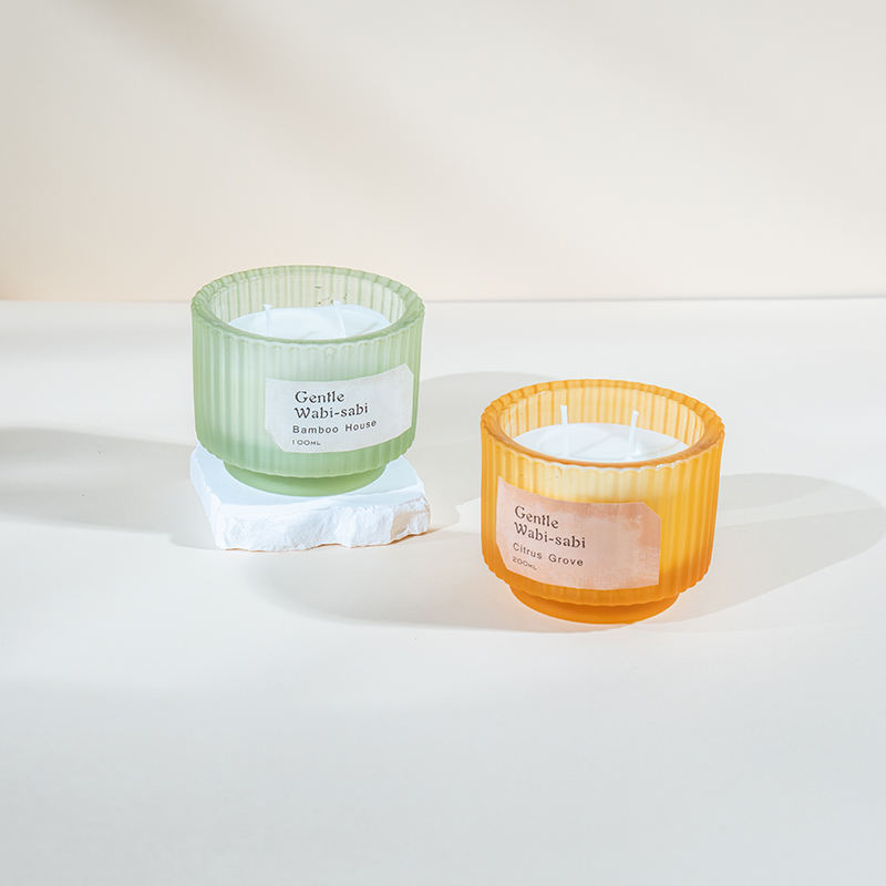 Round glass candle cup na may mga vertical na guhit na may amoy na kandila-eco soy wax candle vendor