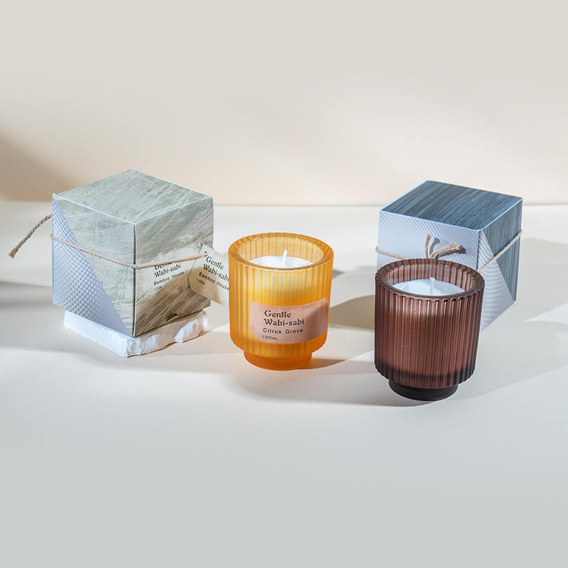 Round glass candle cup na may mga vertical na guhit na may amoy na kandila-eco soy wax candle vendor