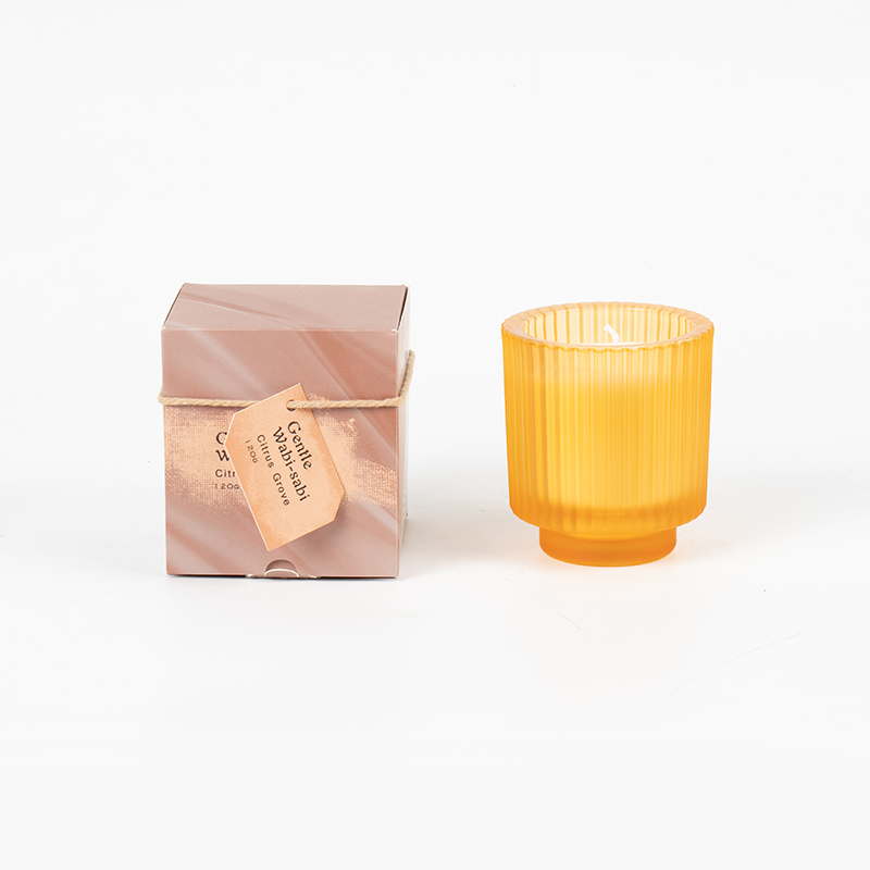 Round glass candle cup na may mga vertical na guhit na may amoy na kandila-eco soy wax candle vendor